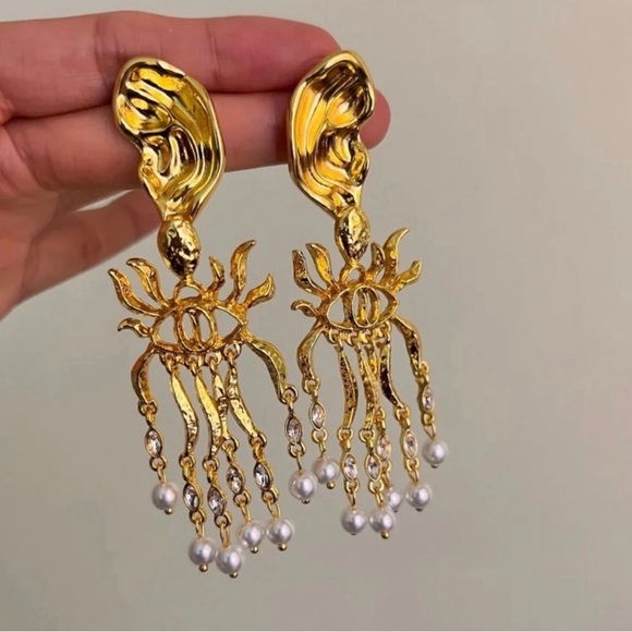 Surrealist Ear Anatomy Gold Crystal Pearl Earrings - Picture 10 of 12